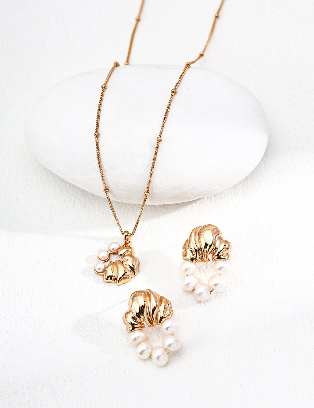 Natural Pearl-Set Charm Necklace – Vintage Gold Pendant Necklace Stack Design
